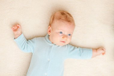 Yeni doğan bebek yatakta yatarken