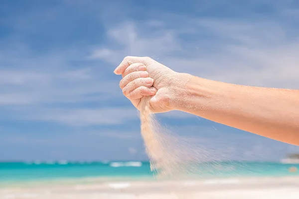 Weißer Sand aus der Hand gestreut — Stockfoto