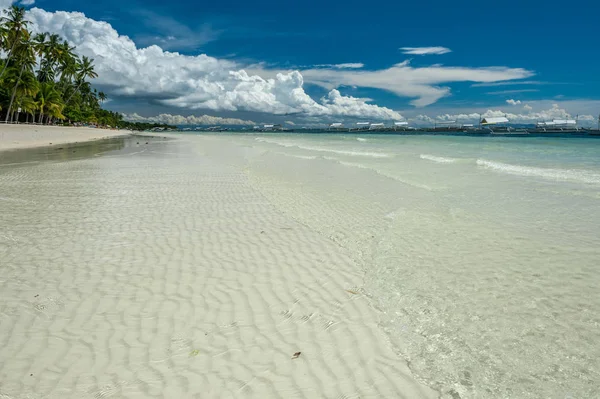 Τροπική παραλία με φοίνικες — Φωτογραφία Αρχείου