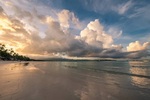 Salida del sol en la playa de Boracay — Foto de Stock