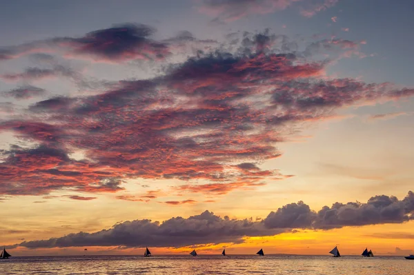 Zachód słońca na plaży na wyspie Boracay — Zdjęcie stockowe