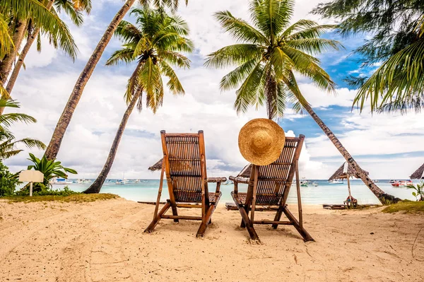 Tumbonas en la playa con palmeras —  Fotos de Stock