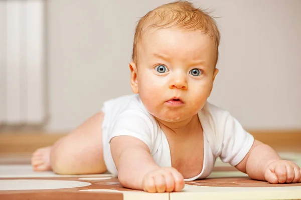 Quatro meses bebê rastejando no chão — Fotografia de Stock