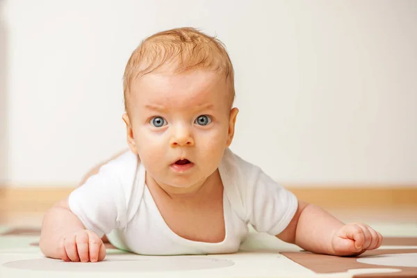 Τεσσάρων μηνών μωρό που μπουσουλάει στο πάτωμα — Φωτογραφία Αρχείου