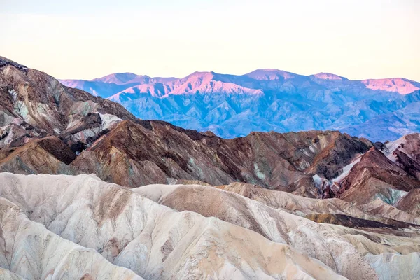 Горы на рассвете в Долине Смерти — стоковое фото