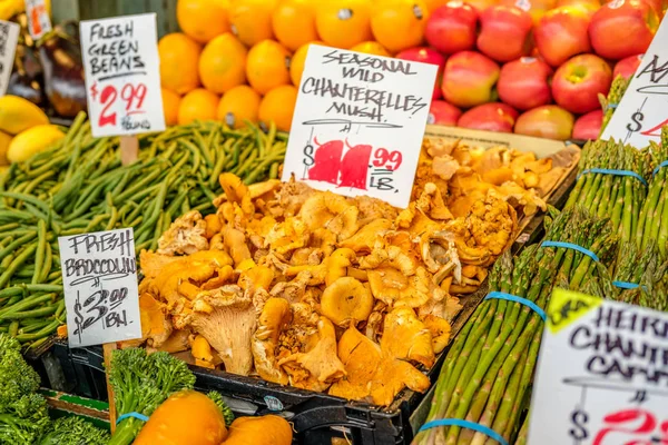 Фрукты и овощи на рынке — стоковое фото