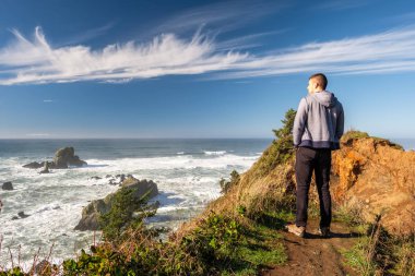 Pasifik Okyanusu kumsalda ayakta adam