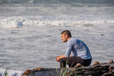 Pasifik kıyısında Plajı'nda yalnız adam 