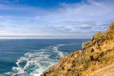Rock okyanus üzerinde deniz feneri