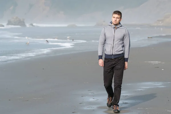 Alone man at Pacific coast beach — Stock Photo, Image