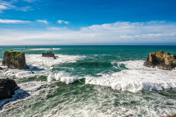 Rotsen en golven op de Pacifische kust — Stockfoto