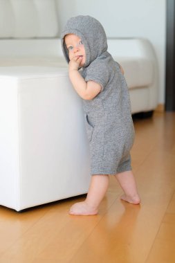 Erkek bebek için kabarık tutunarak 