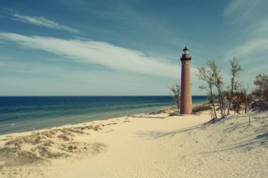 Dunes içinde küçük deniz feneri