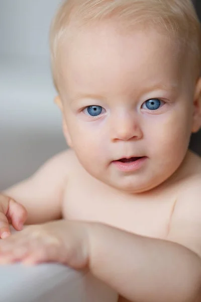 Babyjongen met blauwe ogen — Stockfoto