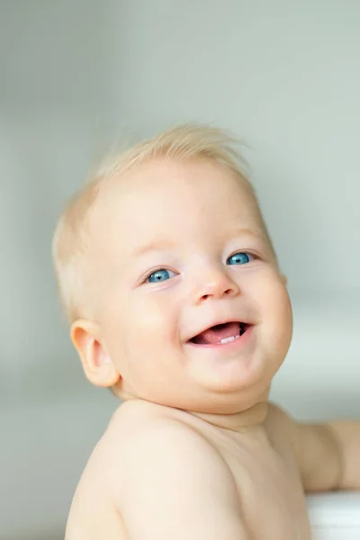 Copil cu ochi albaştri — Fotografie, imagine de stoc