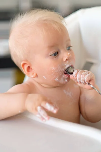 Babyjongen voor de gek met lepel — Stockfoto