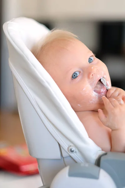 Babyjongen voor de gek met lepel — Stockfoto