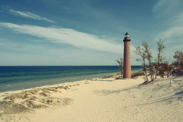 Kleiner Leuchtturm in den Dünen — Stockfoto