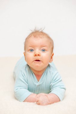 Yeni doğan bebeğin karnına tarama