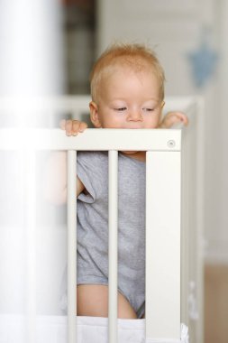 erkek bebek beşiğinde ayakta