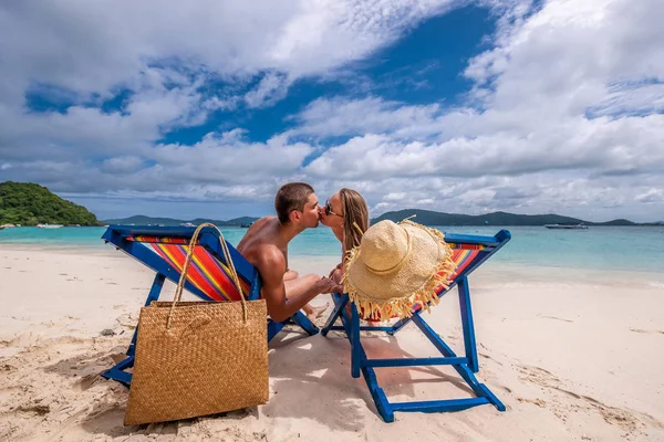 Pareja besándose en la playa tropical — Foto de Stock