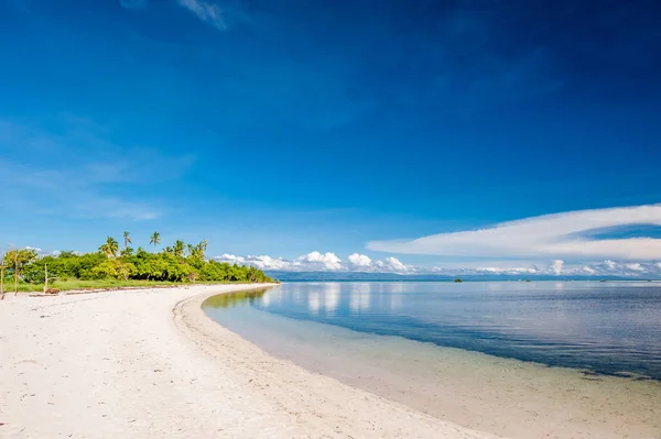 Красивый пляж на тропическом острове — стоковое фото