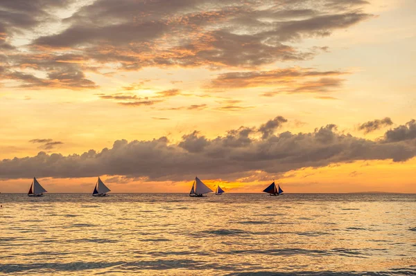 Barche a vela sulla spiaggia tropicale — Foto Stock