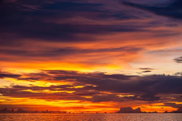 Beau coucher de soleil sur la plage de Boracay — Photo