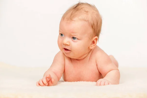 Baby liggend in bed — Stockfoto