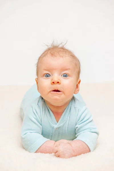 Bebê recém-nascido rastejando na barriga — Fotografia de Stock