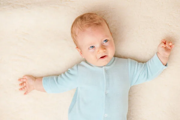 Baby liggande på sängen — Stockfoto