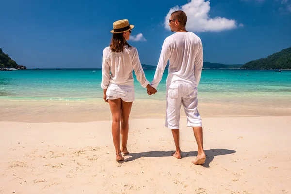 Couple in white on beach — Stock Photo, Image