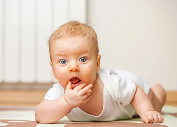 Baby crawling pe podea — Fotografie, imagine de stoc