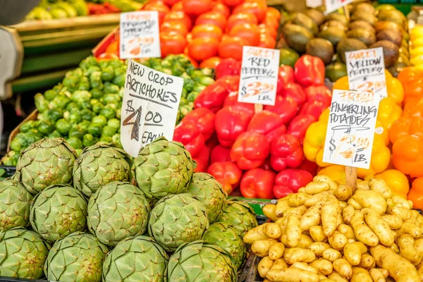 Fruits and vegetables at farmers market — Stock Photo, Image