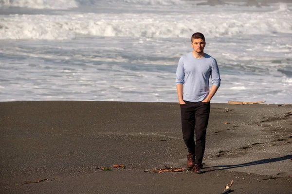 Homem solitário na praia da costa do Pacífico — Fotografia de Stock
