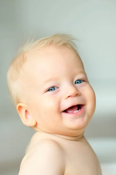 Niño sonriendo — Foto de Stock