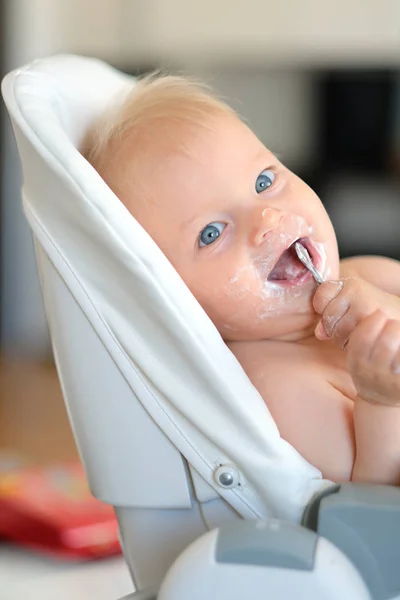 Bebê com colher em buggy — Fotografia de Stock