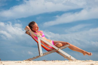 Tembel tropik sahilde kadında 