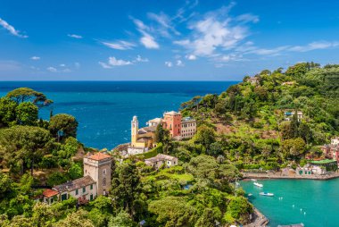 Ligurian kıyısında Köyü