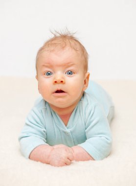 Yeni doğan bebek battaniye üzerinde