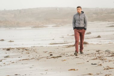 ABD Pasifik kıyısında Plajı'nda yalnız adam 