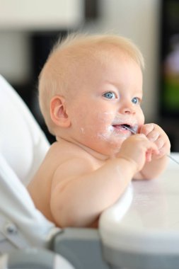 Bebek kaşıkla beslenme 