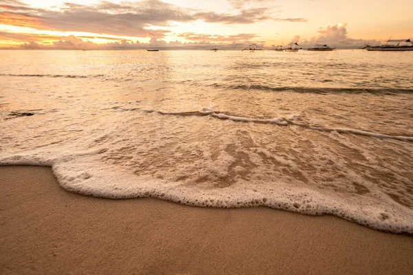 Západ slunce nad pláží na Filipíny — Stock fotografie
