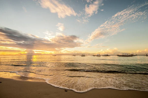 Sonnenuntergang am Strand auf den Philippinen — Stockfoto