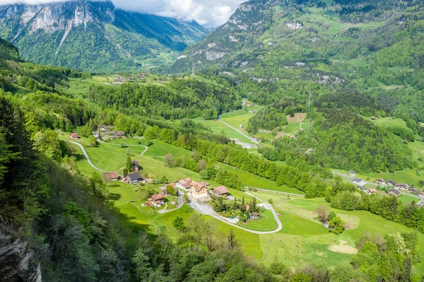 Pueblo suizo en los Alpes — Foto de Stock