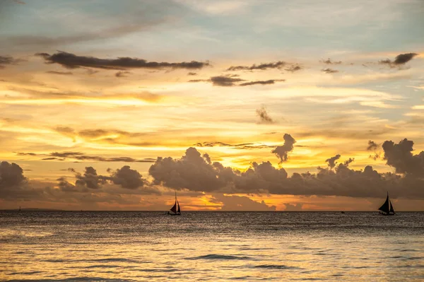 Zachód słońca na plaży na wyspie Boracay — Zdjęcie stockowe