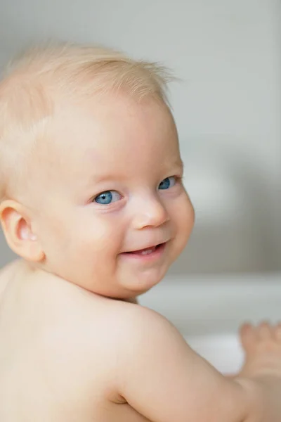 Jongen met blauwe ogen — Stockfoto