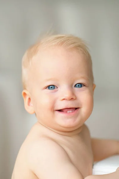 Jongen met blauwe ogen — Stockfoto