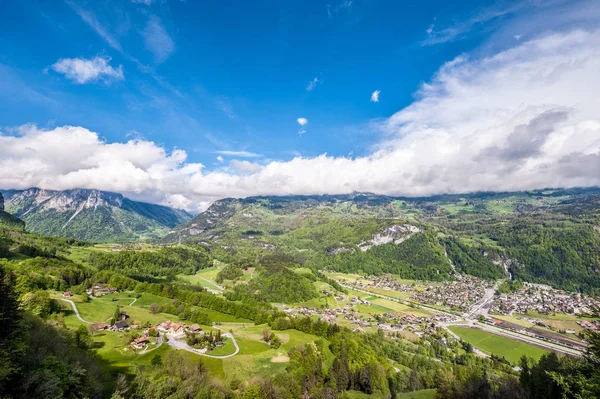 Pueblo suizo en valle cerca de Reichenbach — Foto de Stock