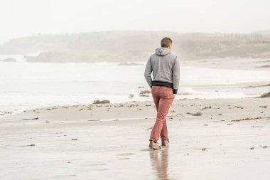 Pasifik kıyısında Plajı'nda yalnız adam 